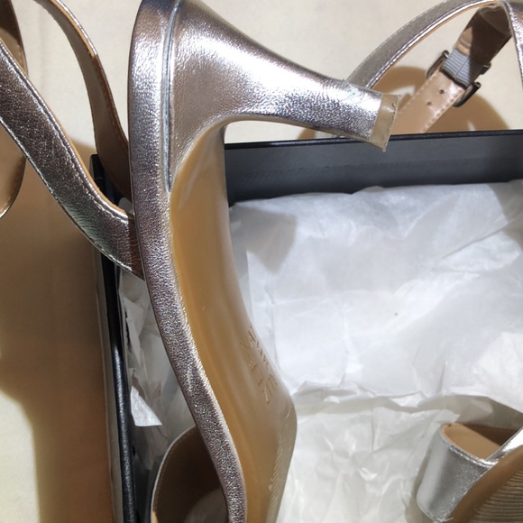 Natralizer Trinda Silver leather, heal approx 2” - Picture 8 of 10